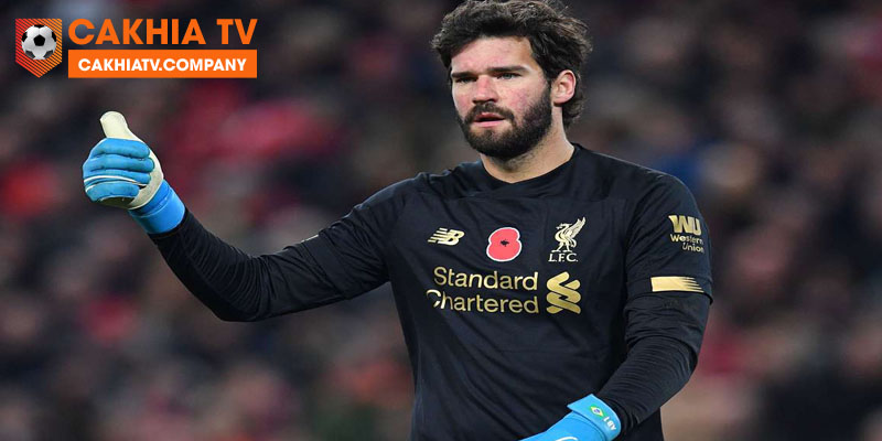 Alisson - gương mặt quen thuộc trong khung gỗ Liverpool